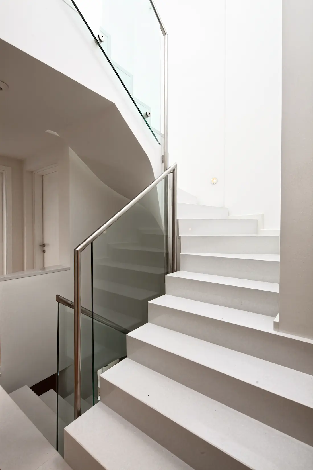 Escaleras de microcemento de color blanco
